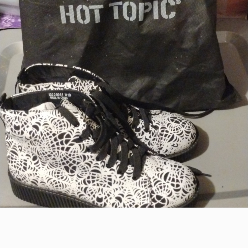 Hot Topic Black and White Women's Shoes